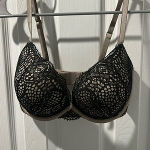 Like new. Victoria’s Secret very sexy push-up 32DDD